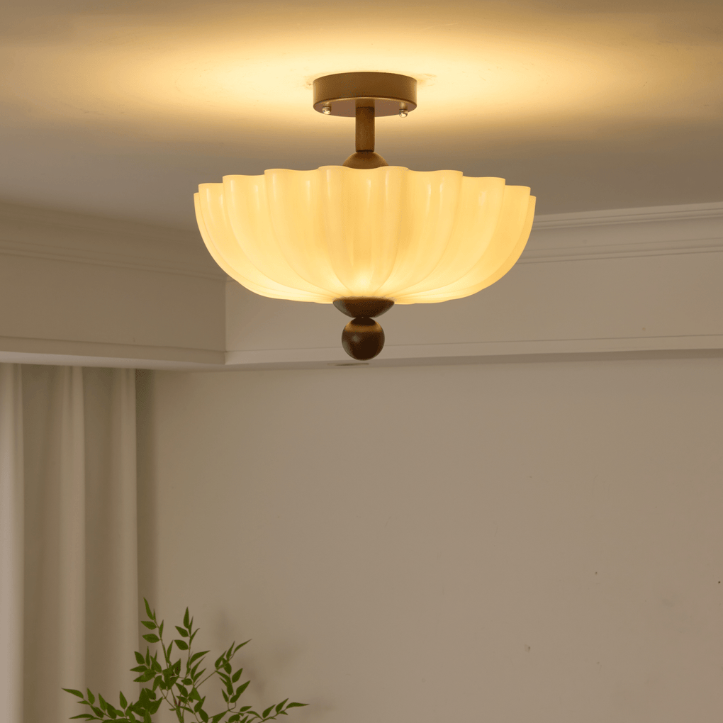 Plafonnier avec verre texturé sophistiqué, diffuse une lumière douce. Idéal pour hall d'entrée à plafond bas.