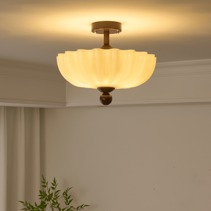 Plafonnier avec verre texturé sophistiqué, diffuse une lumière douce. Idéal pour hall d'entrée à plafond bas.