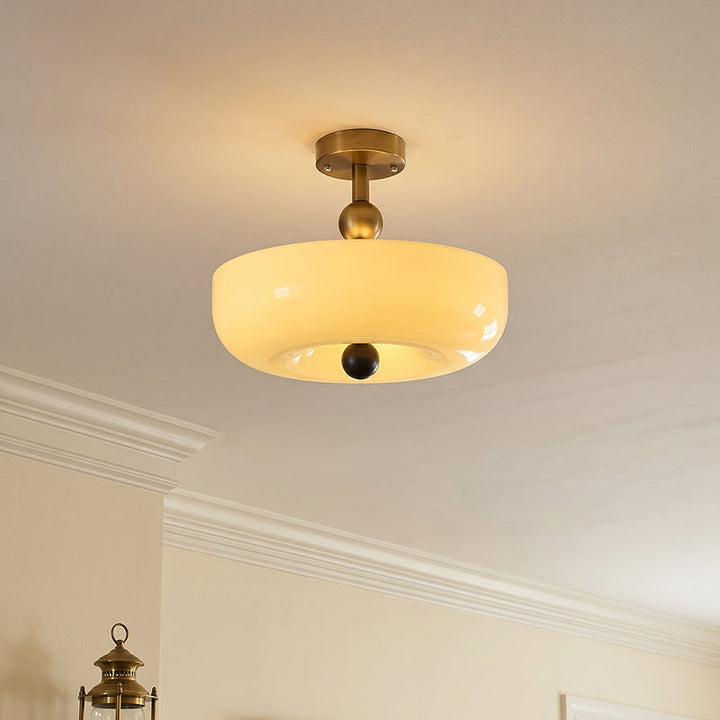Luminaire plafonnier design avec verre texturé, parfait pour éclairage ambiant doux en plafond bas.