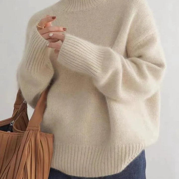 Élégant pull femme oversize, col roulé, doux et chaud, idéal pour une tenue décontractée en mode hiver.