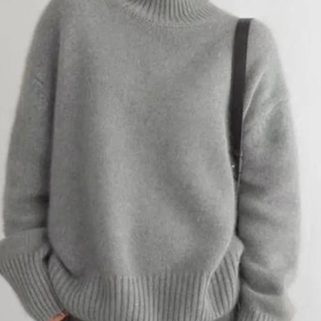 Confortable pull femme oversize, col roulé, tricot chaud et doux, parfait pour les journées froides d'hiver.