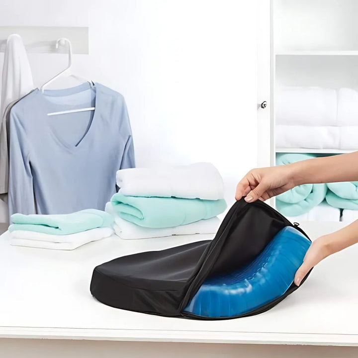 Coussin orthopédique noir en gel, avec découpe coccygienne, pour un soulagement maximal de la pression.