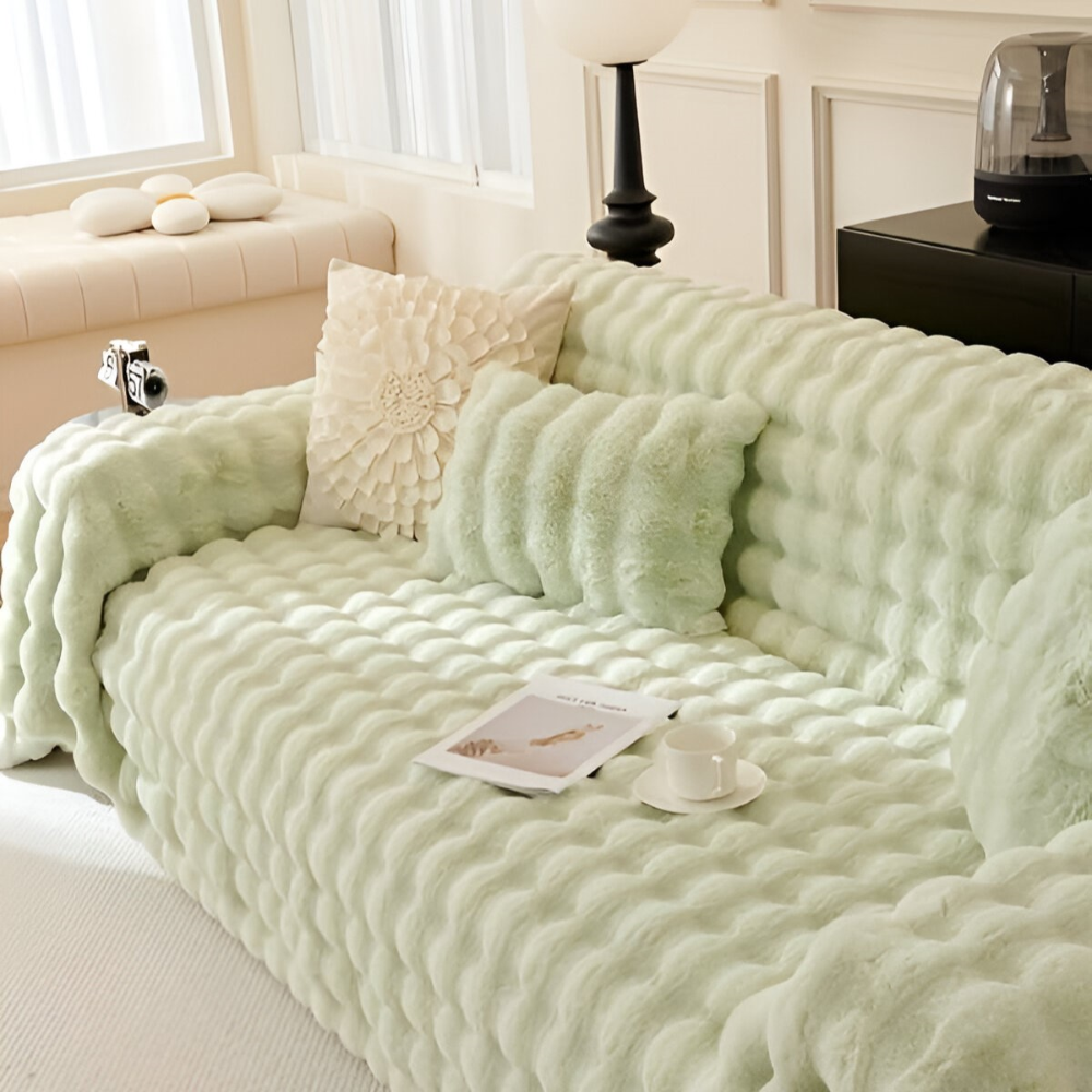 Jeté de canapé en polaire ultra-douce, pour une ambiance chaleureuse et une décoration raffinée.