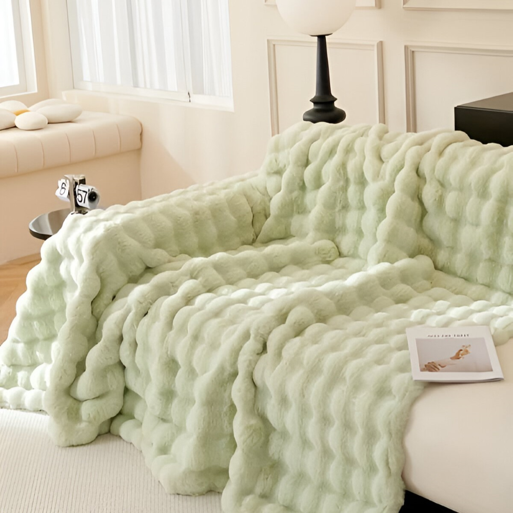Plaid confortable en polaire épaisse, parfait pour le canapé ou le lit, synonyme de bien-être.
