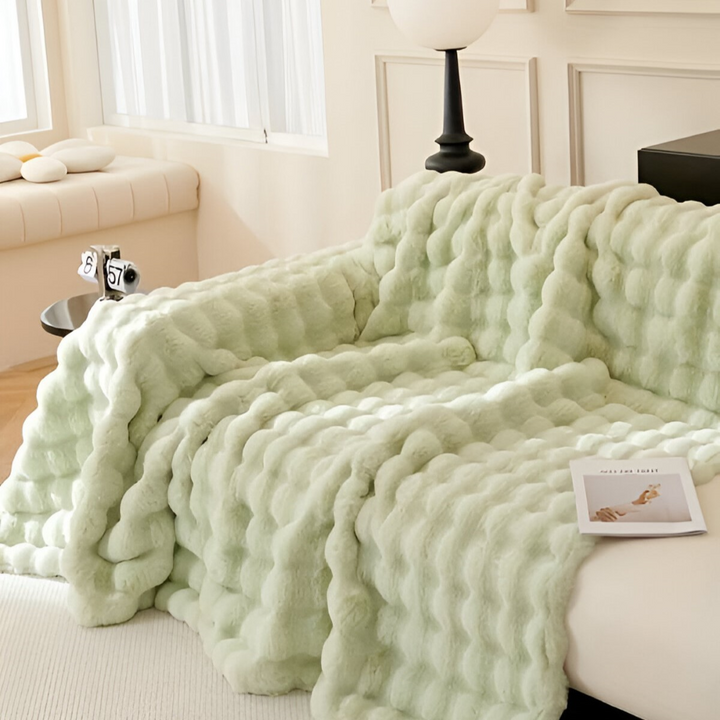 Plaid confortable en polaire épaisse, parfait pour le canapé ou le lit, synonyme de bien-être.
