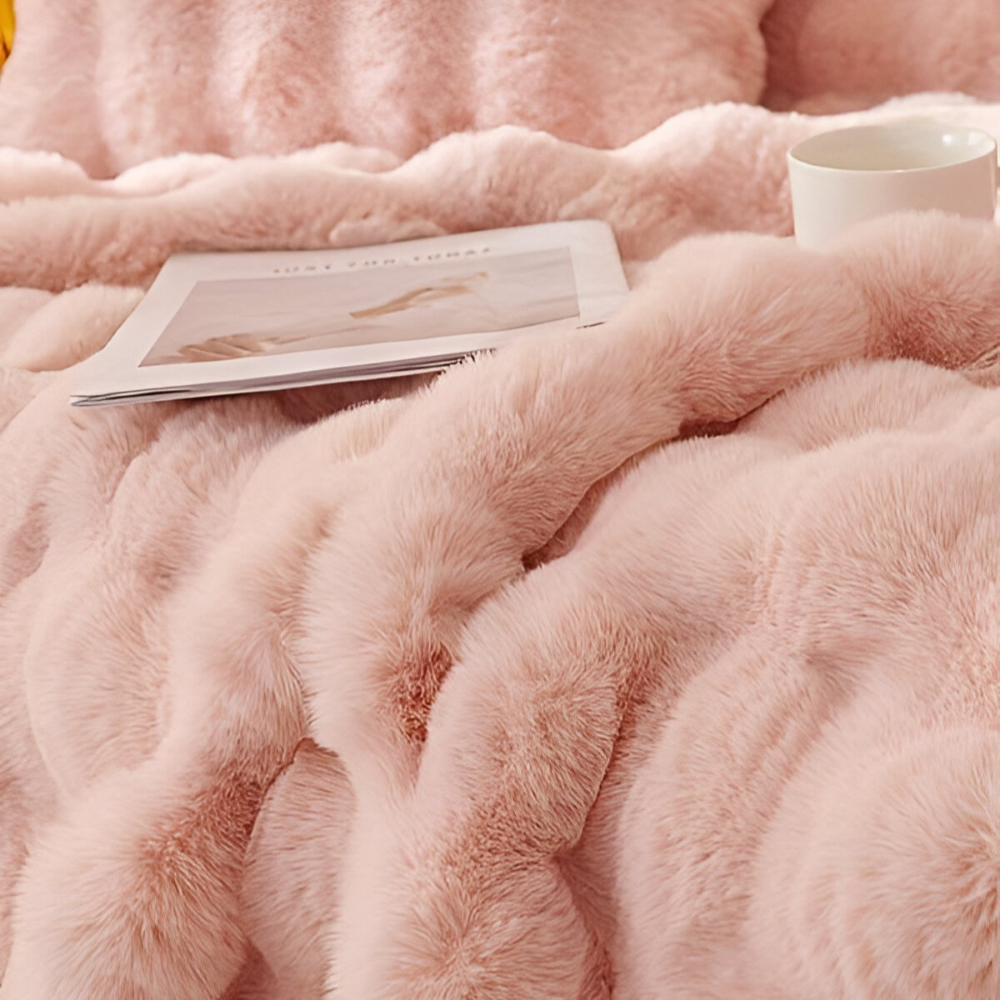 Couverture polaire matelassée, apportant douceur, chaleur et un look moderne au canapé.