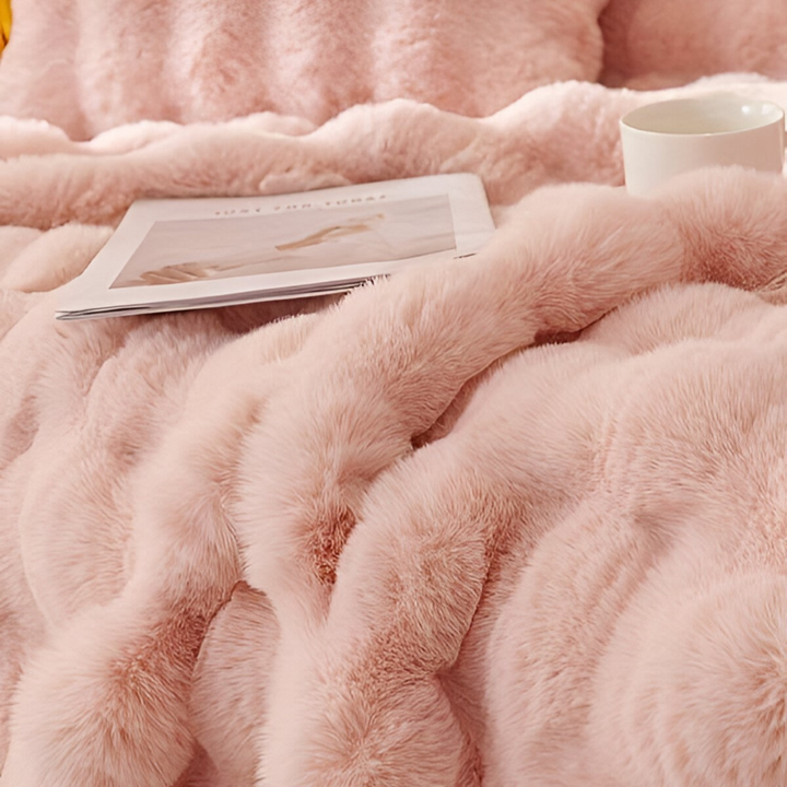 Couverture polaire matelassée, apportant douceur, chaleur et un look moderne au canapé.
