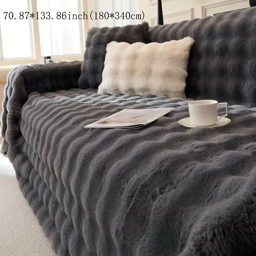Plaid en polaire épaisse, idéal pour se réchauffer avec style sur le canapé ou au lit.