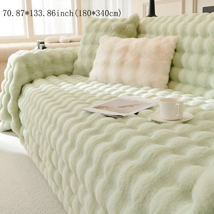 Plaid polaire matelassé pour canapé, ajoutant texture, chaleur et une décoration sophistiquée.