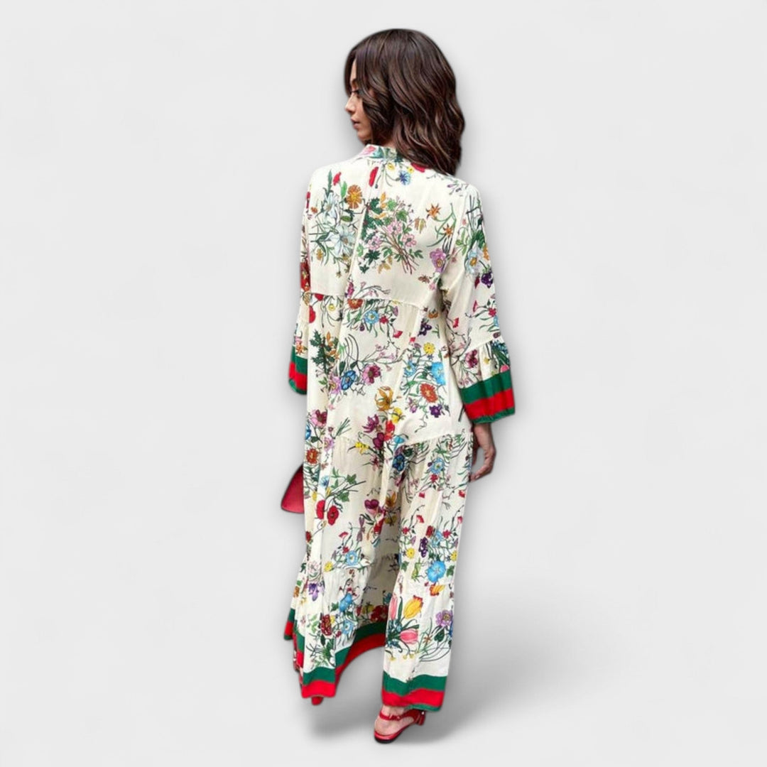 Robe maxi fleurie blanche/rouge pour femme, confortable et stylée, idéale pour vacances tropicales et la plage.