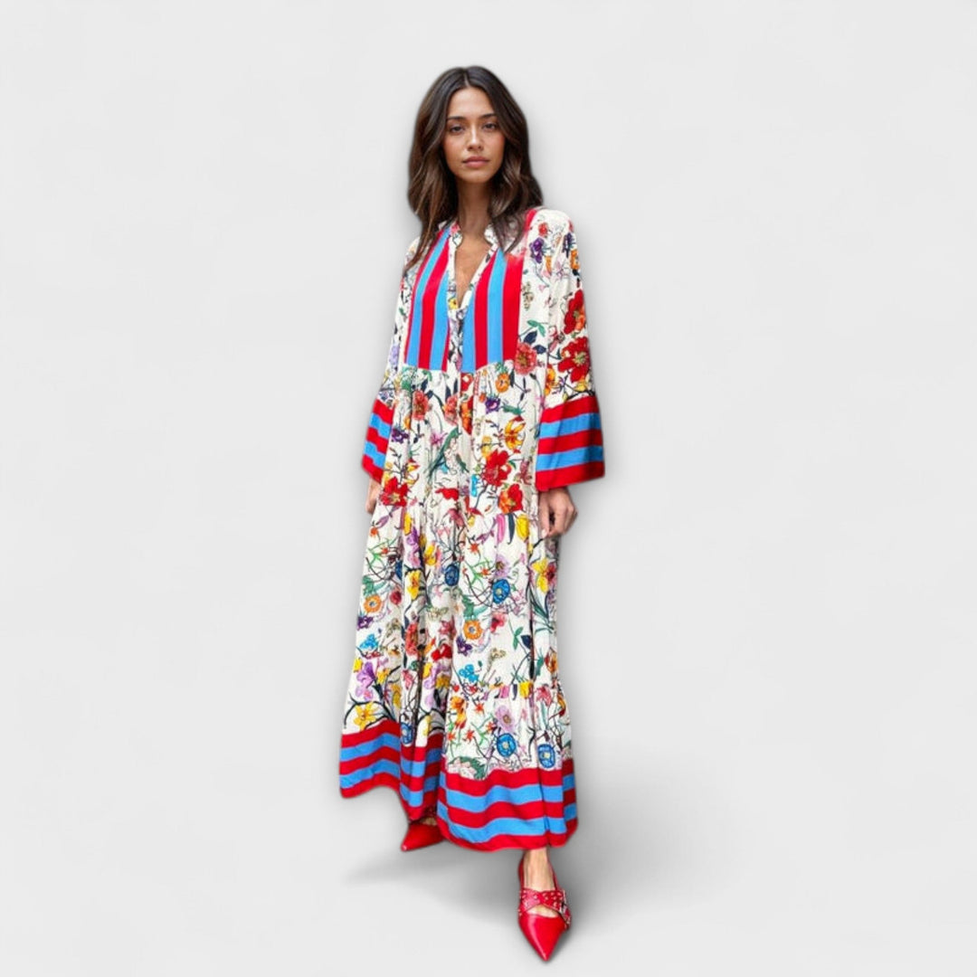 Femme en robe maxi fleurie à imprimé floral tropical, manches évasées, décontracté chic pour l'été.
