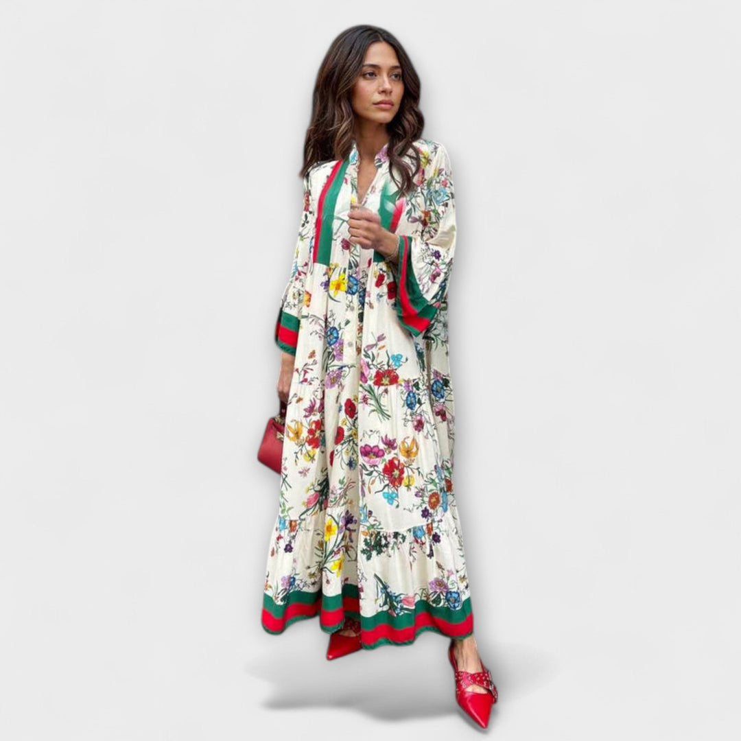 Élégante robe maxi fleurie blanche et rouge pour femme, motif tropical, parfaite pour un look d'été chic.
