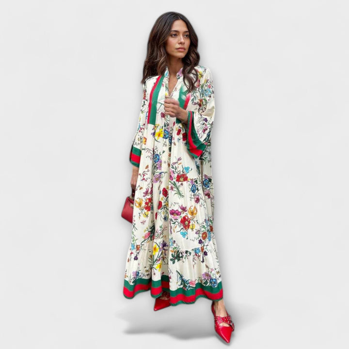 Élégante robe maxi fleurie blanche et rouge pour femme, motif tropical, parfaite pour un look d'été chic.