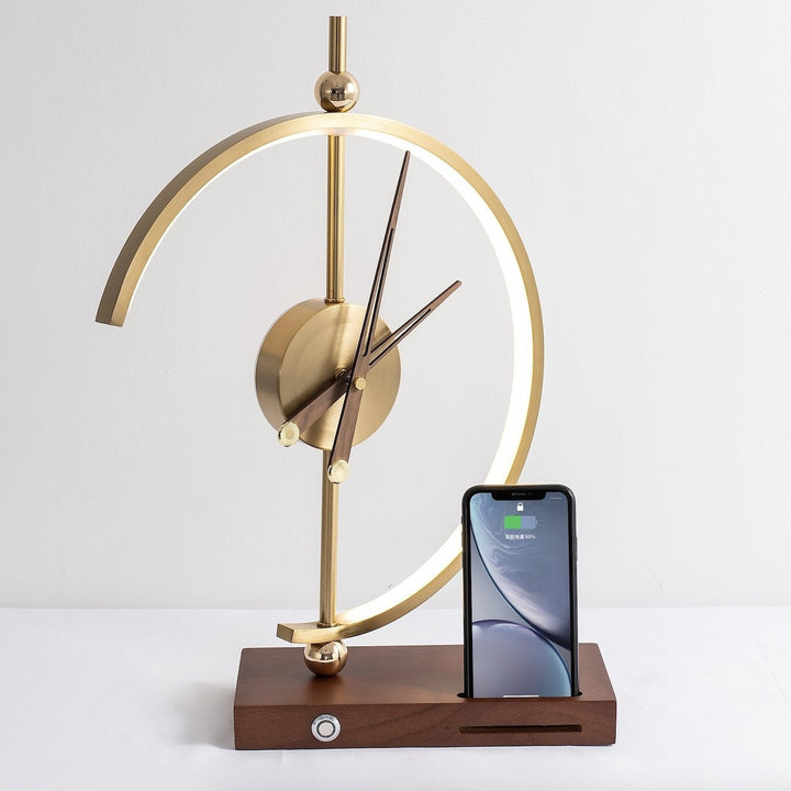 Lampe de table LED, horloge, chargeur sans fil. Design moderne pour salon, chambre. Éclairage fonctionnel.