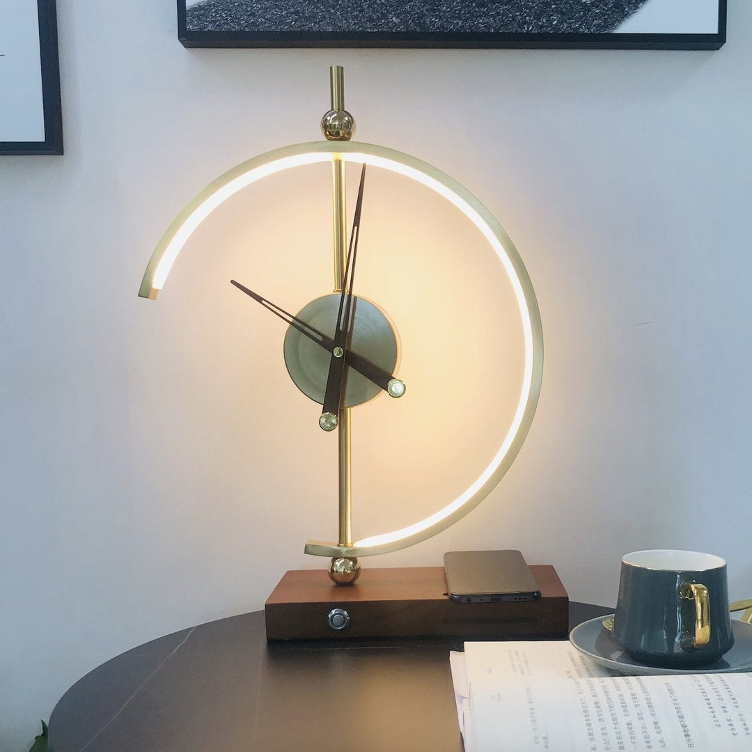 Lampe de table LED pour chambre ou salon. Horloge, chargeur sans fil. Déco intérieure multifonction.