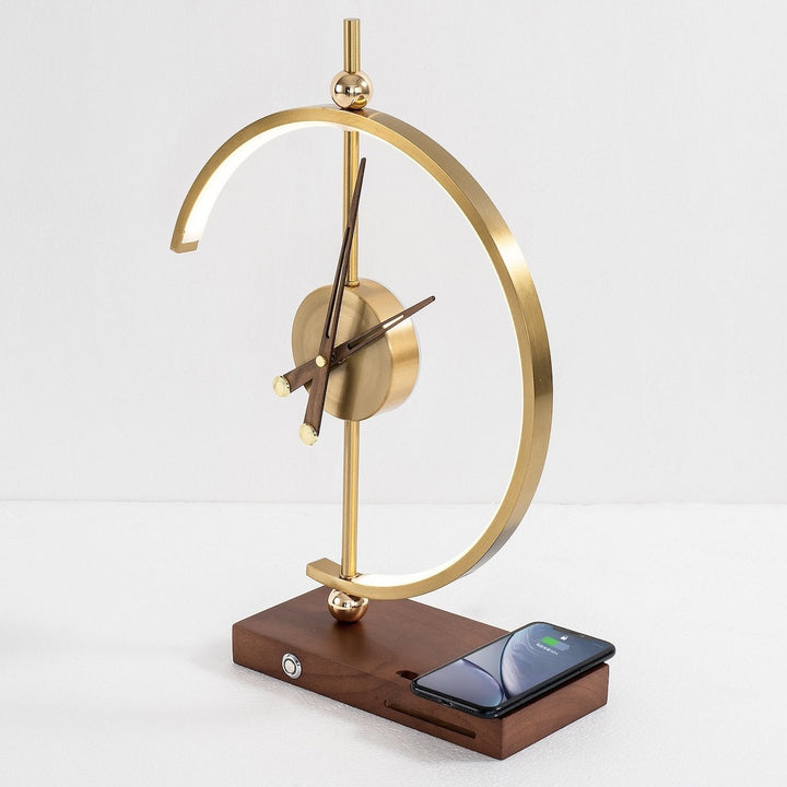 Éclairage de table LED design pour bureau ou chevet. Horloge digitale et chargeur sans fil intégrés.