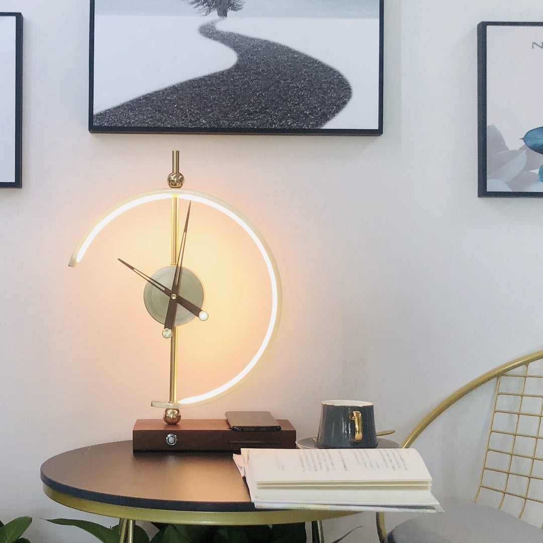 Lampe de table LED multifonctionnelle : horloge intégrée et chargeur sans fil. Éclairage design pour intérieur.