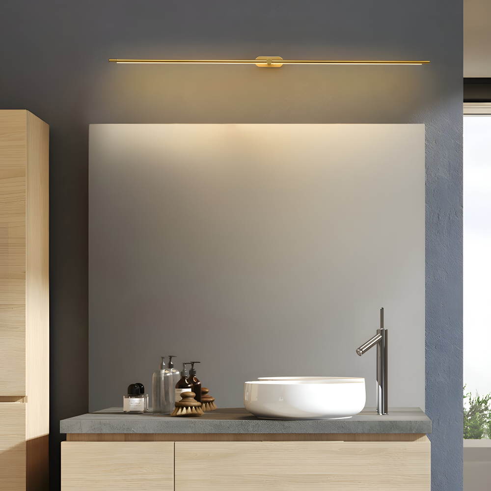 Lampe murale LED fine, finition noire et dorée, parfaite pour chambre à coucher.