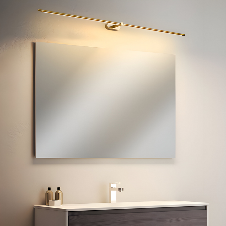 Applique murale LED linéaire noire avec touches dorées, luminaire design contemporain.