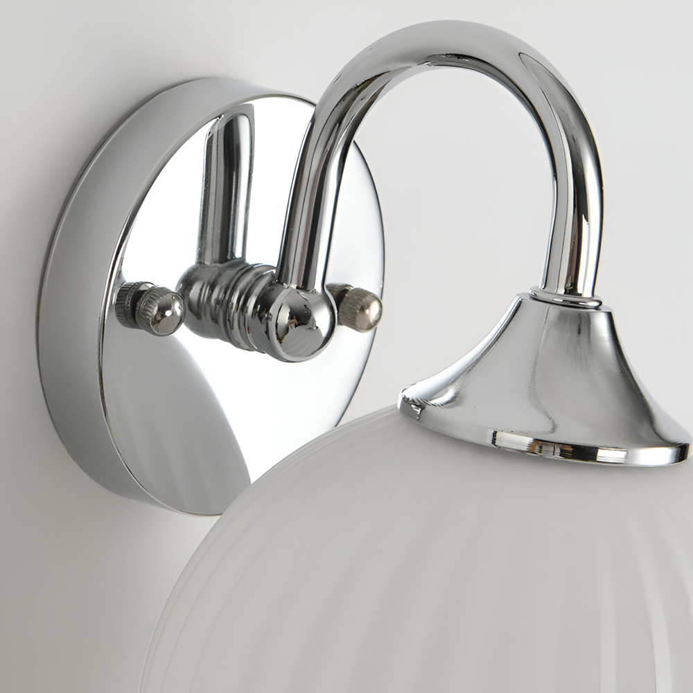 Luminaire sphérique strié, lampe murale élégante. Crée une ambiance chaleureuse pour votre intérieur.