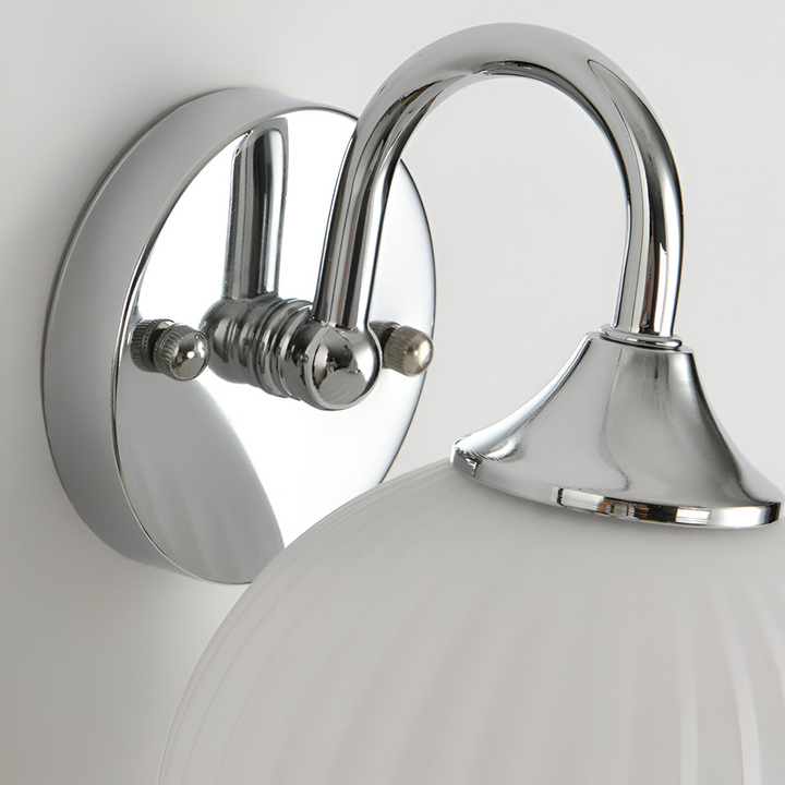 Luminaire sphérique strié, lampe murale élégante. Crée une ambiance chaleureuse pour votre intérieur.