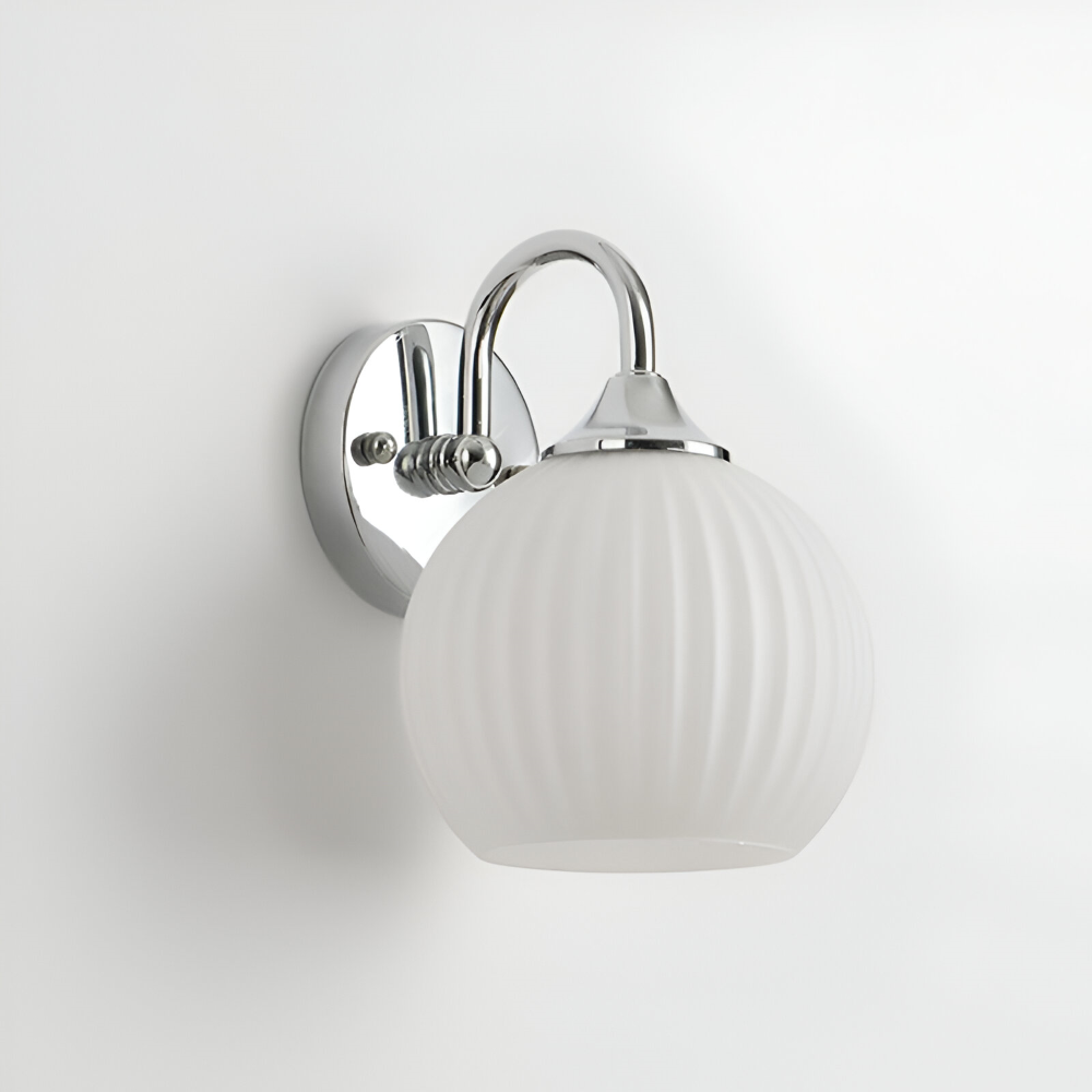 Lampe murale intérieure design moderne. Éclairage sphérique strié élégant. Décoration maison.