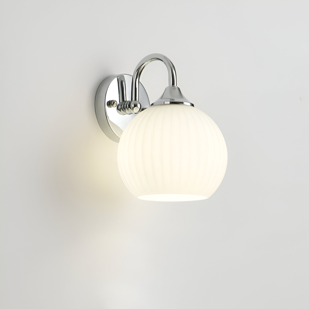 Applique murale sphérique striée pour chambre. Lampe murale moderne et élégante.