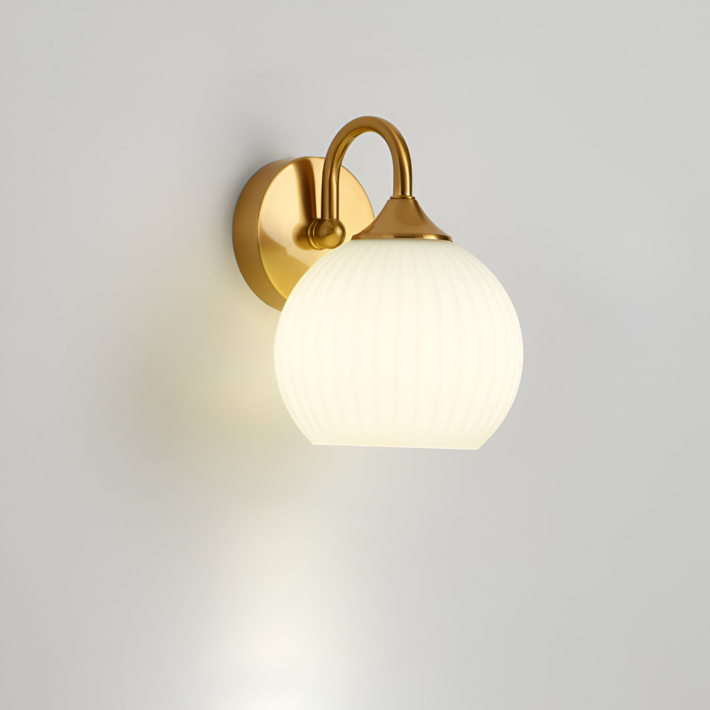 Lampe murale moderne et raffinée, sphérique striée. Éclairage intérieur salon/chambre.