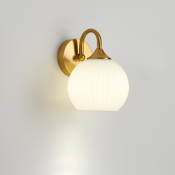 Lampe murale moderne et raffinée, sphérique striée. Éclairage intérieur salon/chambre.