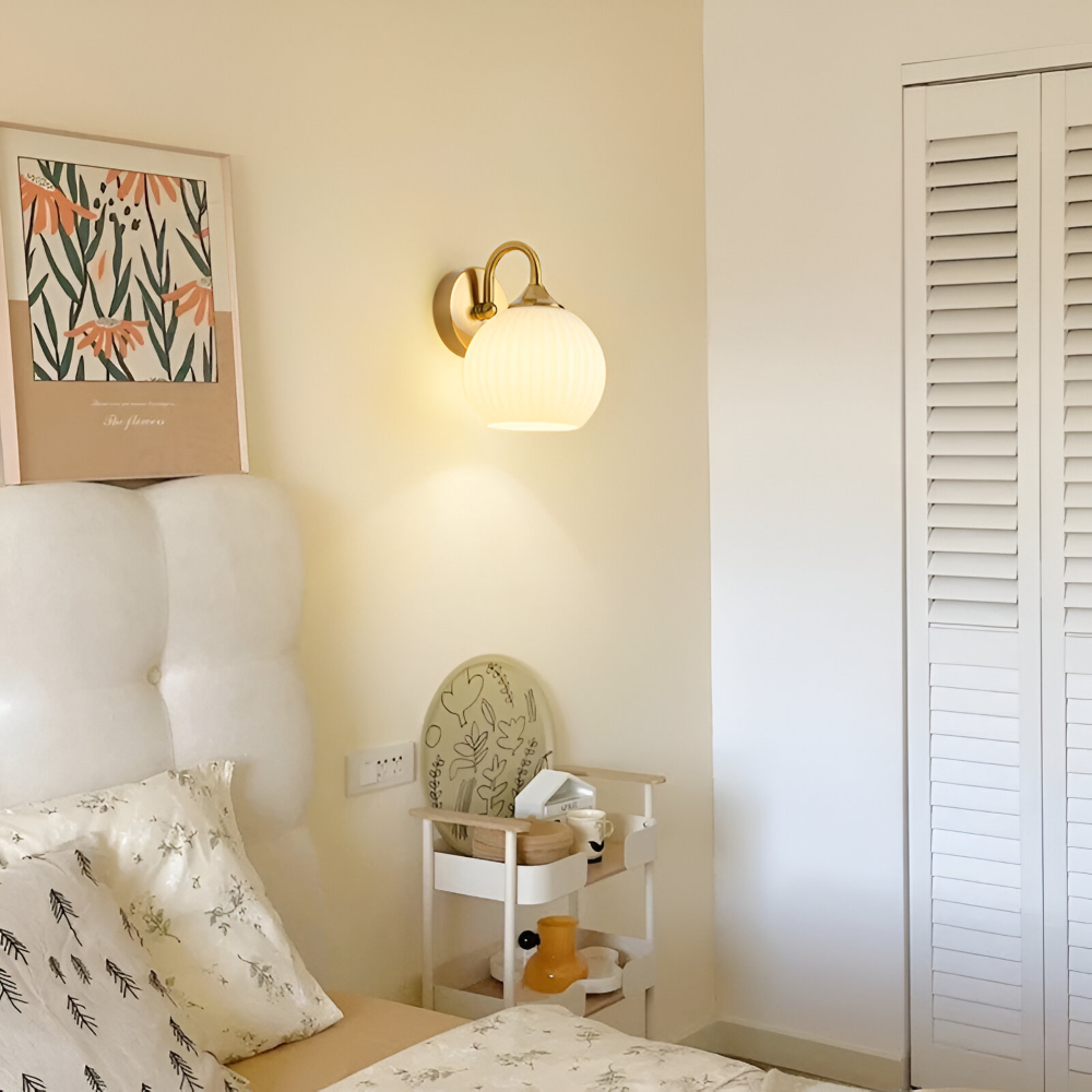 Luminaire LED mural design moderne, abat-jour sphérique strié. Lampe chambre/salon.