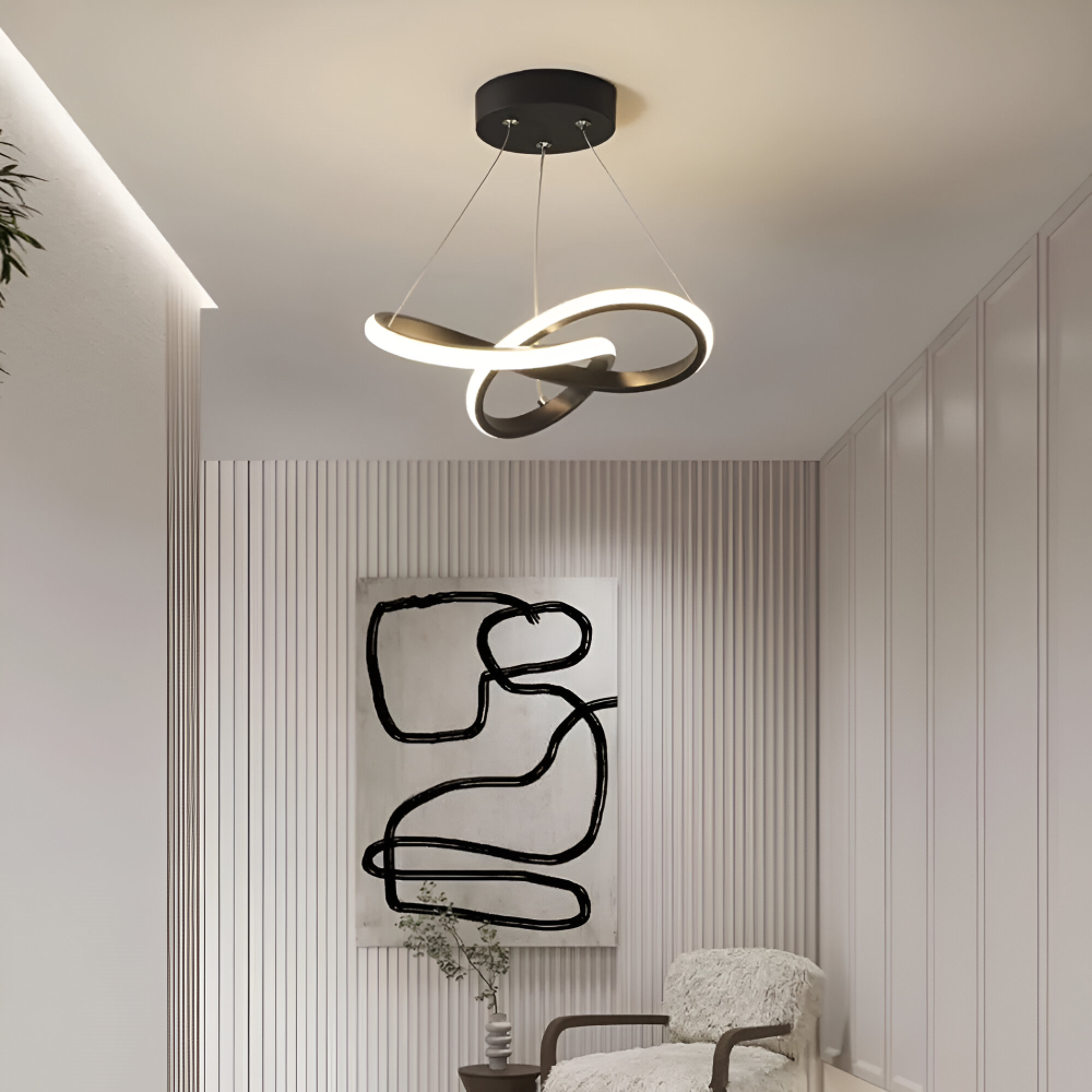 Détail du design spiralé et des bandes LED du plafonnier, un luminaire moderne et élégant pour la chambre.