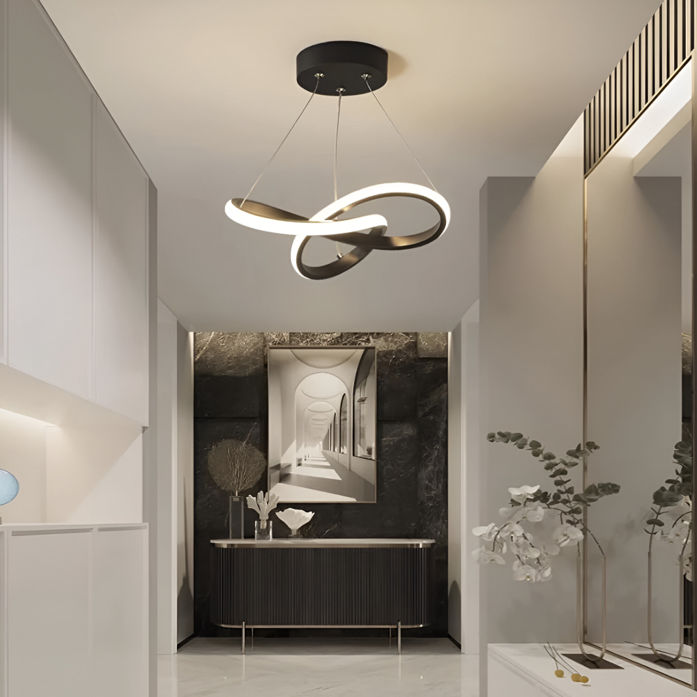 Vue d'un plafonnier LED spiralé installé, éclairant un salon avec son design moderne et sa lumière chaude.