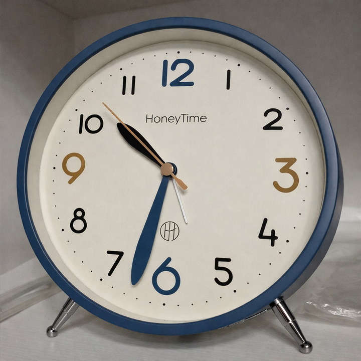 Gros plan sur horloge de table scandinave silencieuse, design moderne et élégant pour le salon.