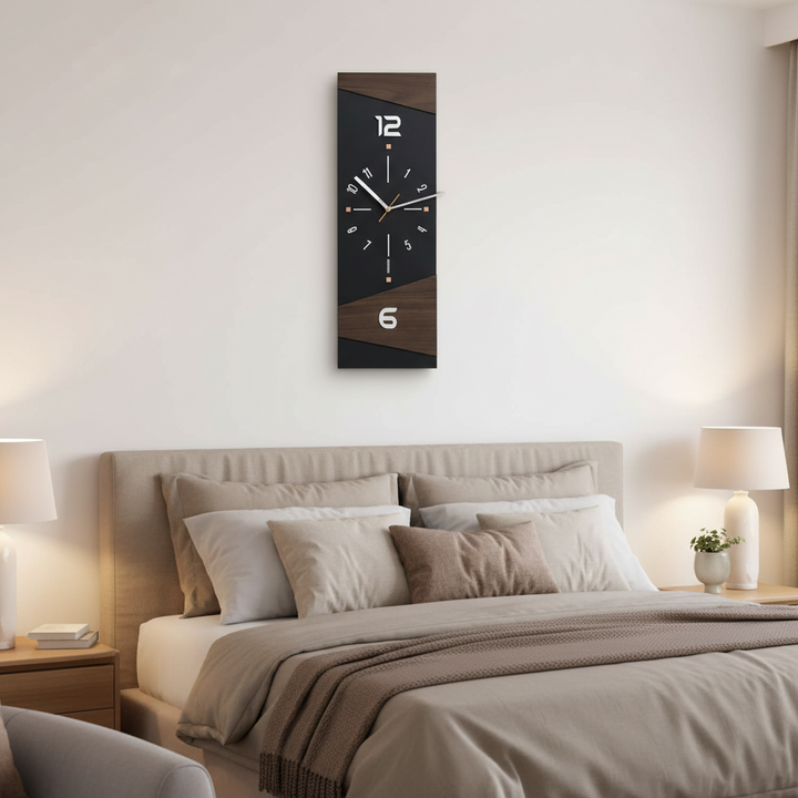 Vue rapprochée de l'horloge murale moderne et silencieuse, chiffres clairs. Parfaite pour salon ou bureau contemporain.