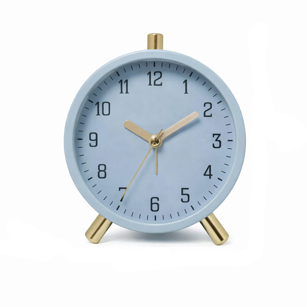 Horloge de table scandinave, décoration silencieuse et moderne pour un salon ou bureau élégant.