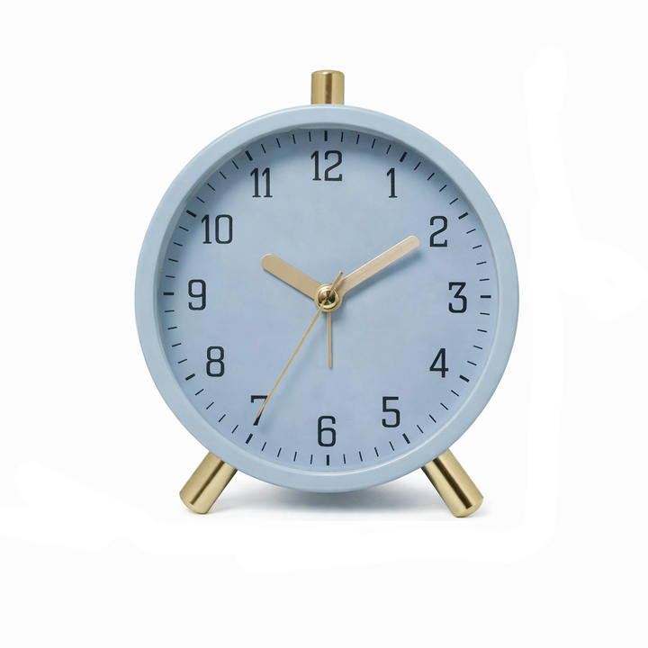 Horloge de table scandinave, décoration silencieuse et moderne pour un salon ou bureau élégant.