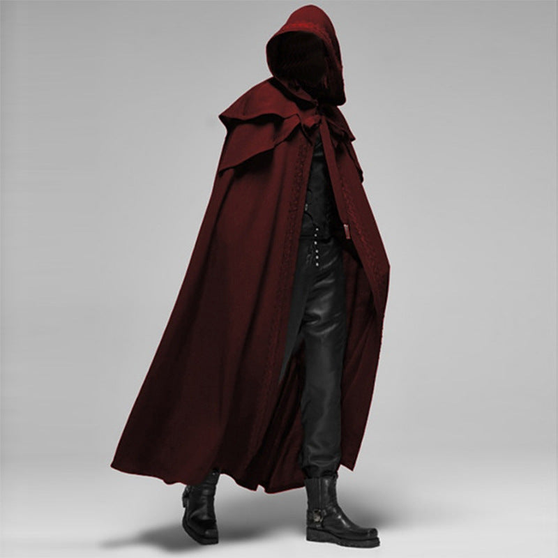 Élégante cape longue médiévale matelassée pour homme, parfaite pour costumes de fantaisie ou événements théâtraux.