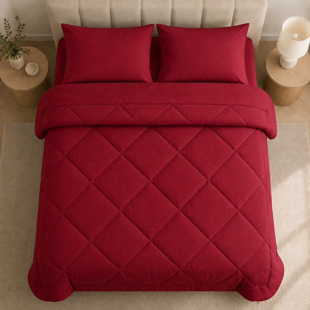 Couette microfibre 2 en 1, idéale pour des nuits douces et confortables toute l'année. Facile d'entretien.