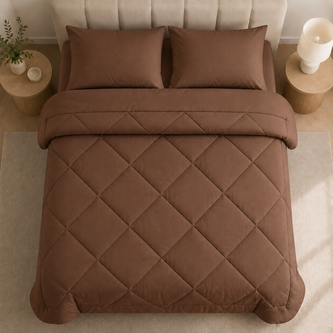 Couette lavable en microfibre douce, sans housse, offrant un entretien facile et un sommeil profond.