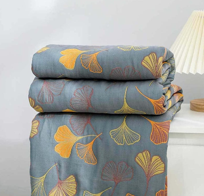 Couverture couette réversible feuilles Ginkgo jaune et bleu. Apporte confort et style à votre chambre. Linge de lit entretien facile.