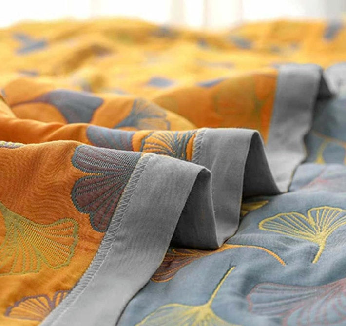 Vue complète de la couette réversible jaune/bleu, motif Ginkgo. Housse de couette design naturel, idéale pour literie moderne.