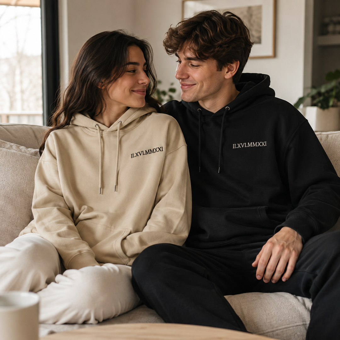 Sweat-shirt personnalisé pour couple, broderie amour éternel et chiffres romains.
