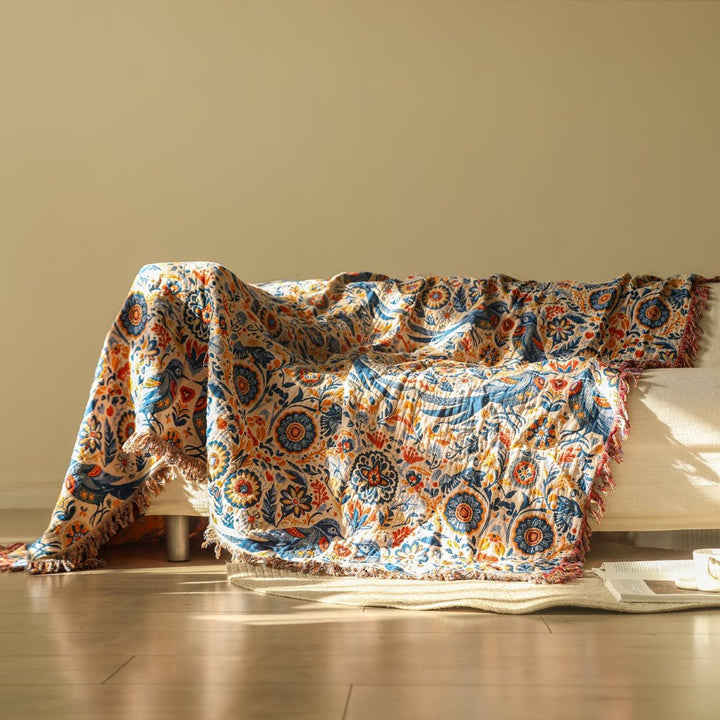 Magnifique couverture en coton double gaze, motif oiseaux et fleurs. Légère pour lit, canapé ou plaid décoratif.