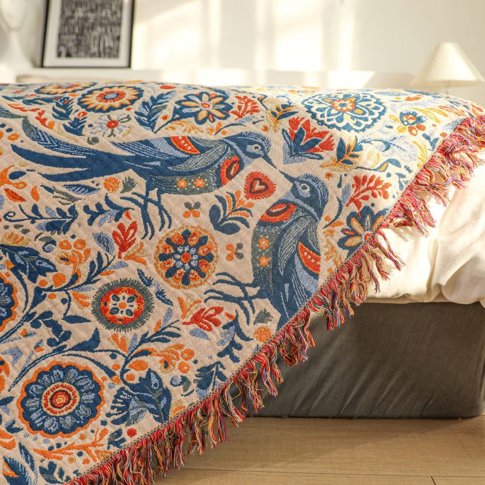Couverture respirante en coton avec motif oiseaux et fleurs, apporte une touche fraîche et naturelle à votre intérieur.