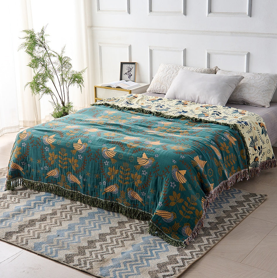 Jeté de canapé en coton doux, double face. Affichez des motifs floraux et d'oiseaux pour une touche déco chambre/salon.