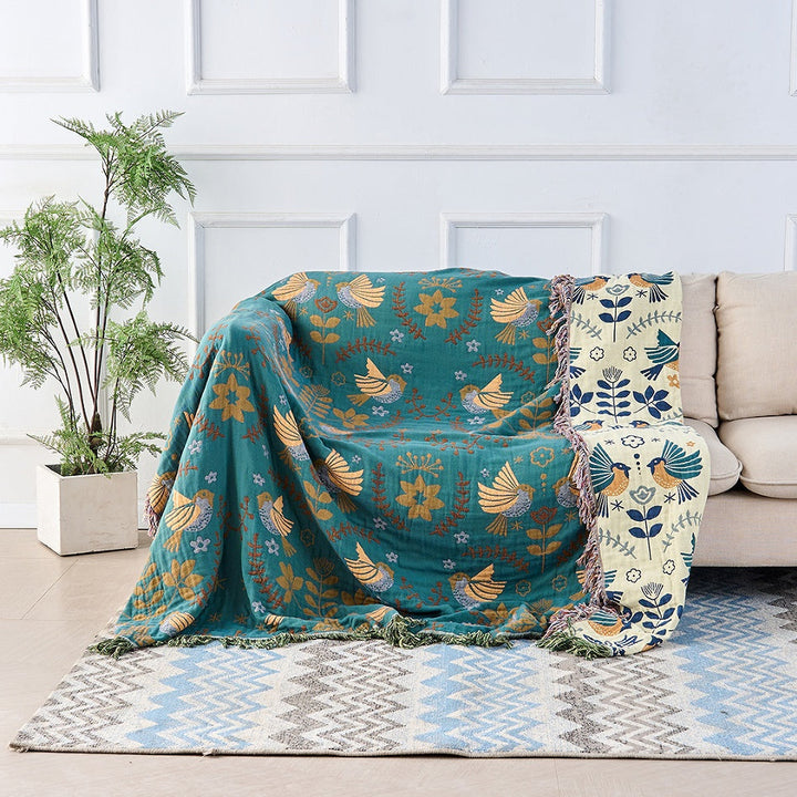 Magnifique couvre-lit réversible en textile maison, motifs fleurs et oiseaux. Idéal pour ambiance bohème ou scandinave.