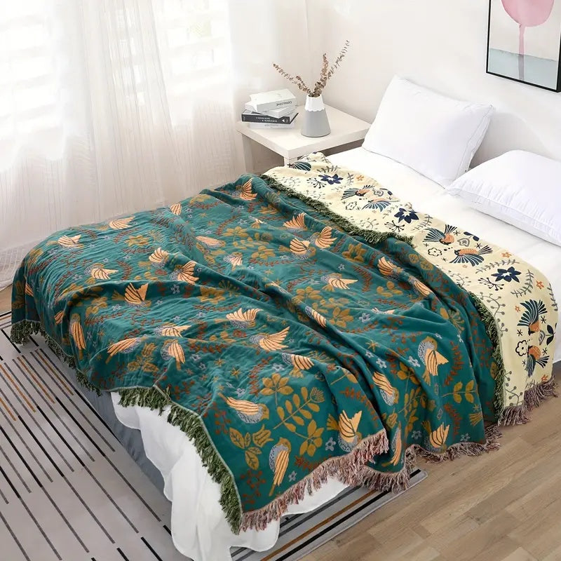 Textile maison: couverture en coton avec délicats motifs d'oiseaux et fleurs. Ajoute une touche bohème à votre salon.