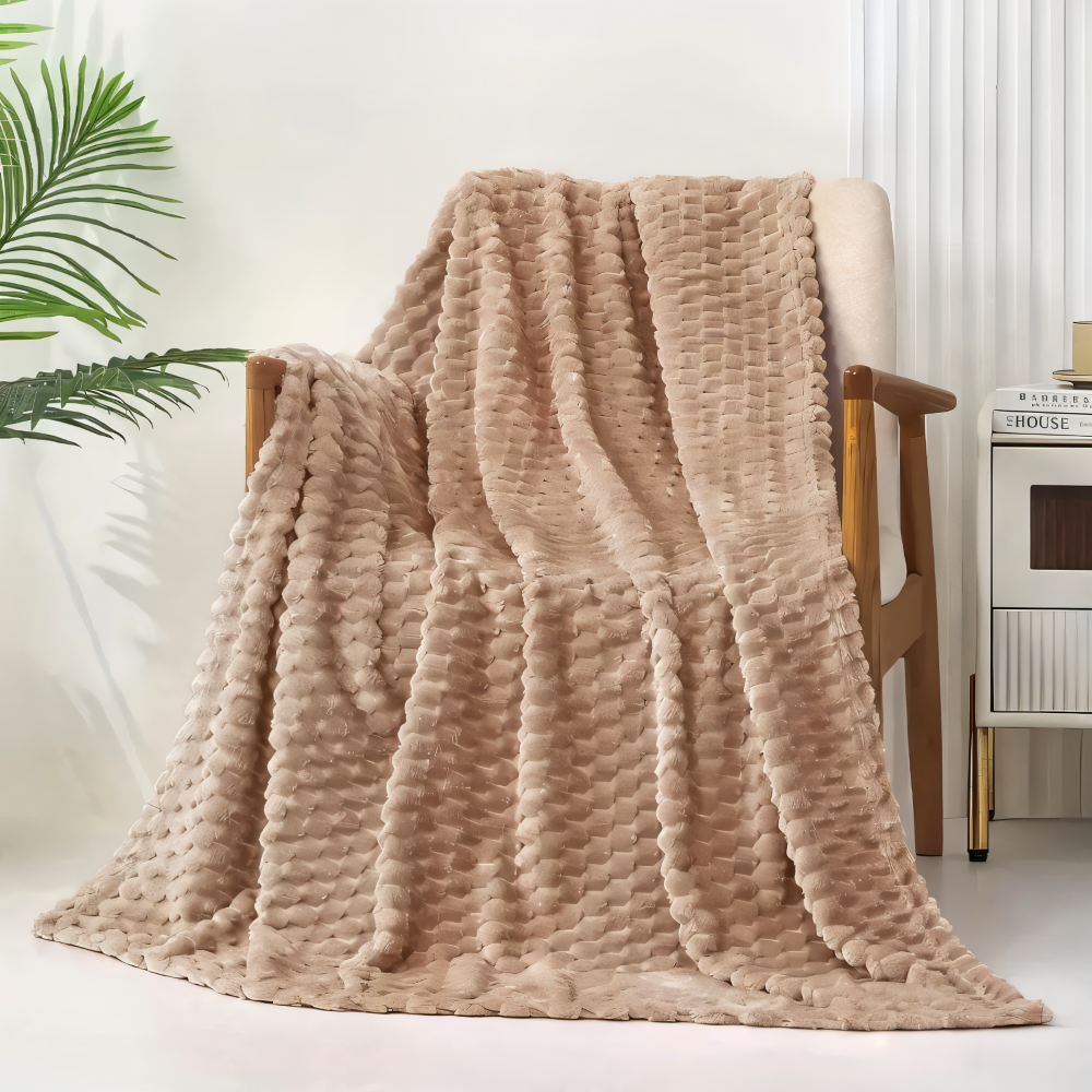 Tissu polaire en velours, cette couverture assure chaleur et douceur, design géométrique élégant pour votre literie.