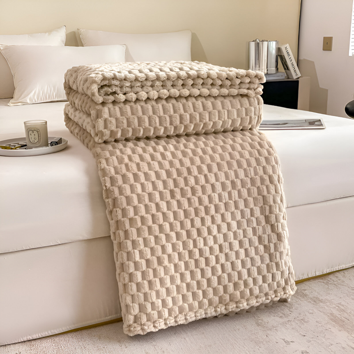 Confort absolu avec cette couverture en velours polaire, douce, chaude et décorative pour toutes vos saisons.