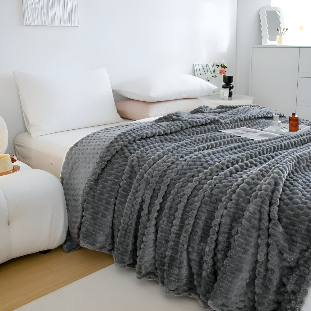 Plaid en velours polyester chaud et doux, parfait pour ajouter une touche décorative à votre literie.